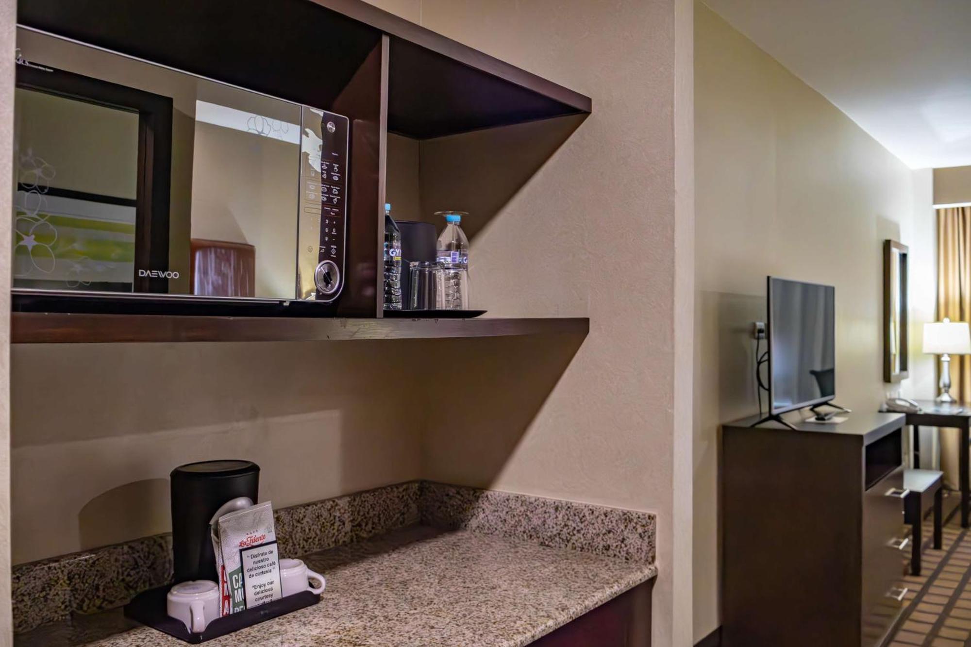 Best Western Premier Monterrey Aeropuerto Apodaca Екстер'єр фото A microwave in a hotel room