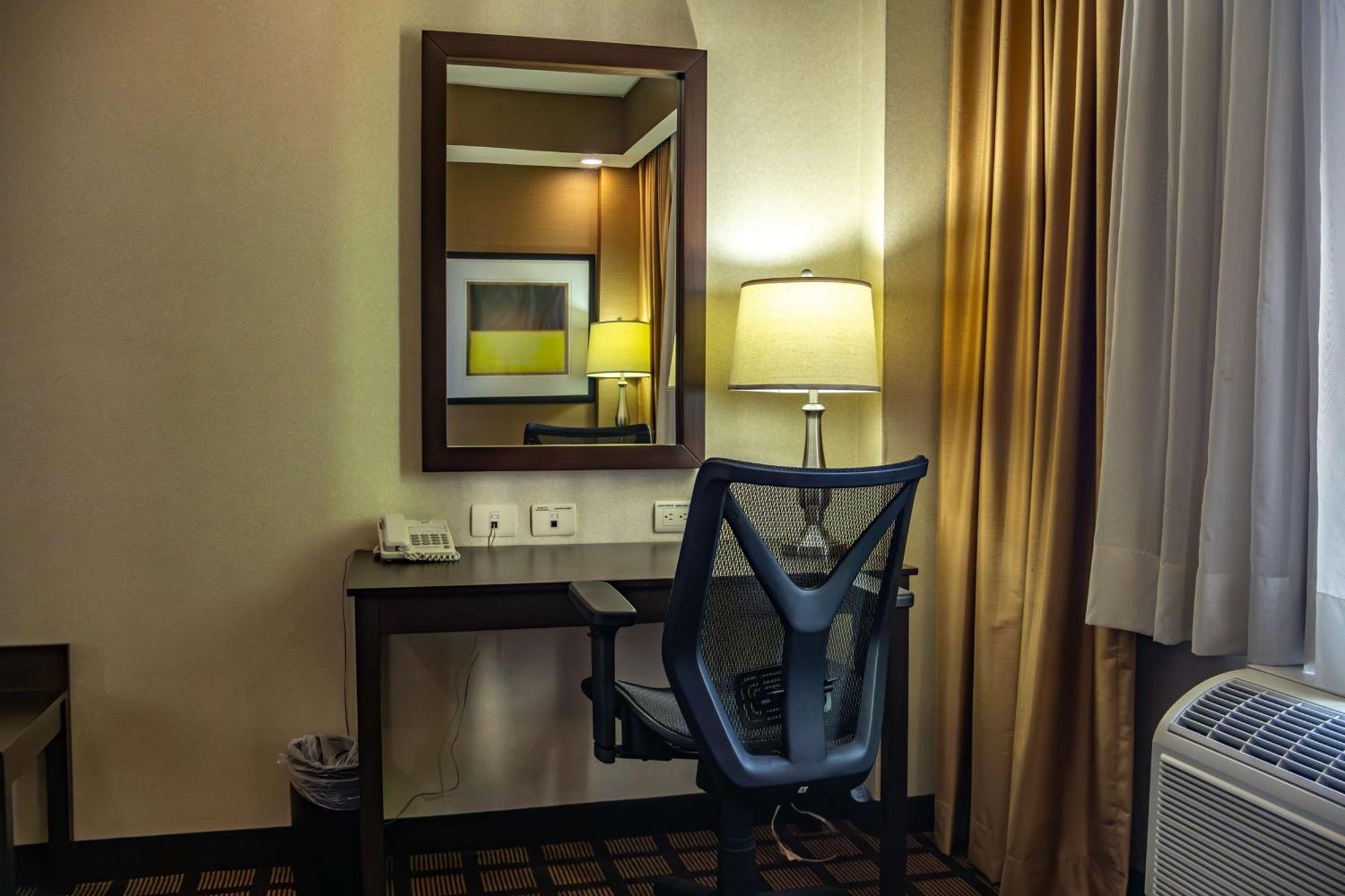 Best Western Premier Monterrey Aeropuerto Apodaca Екстер'єр фото A work desk in a hotel room