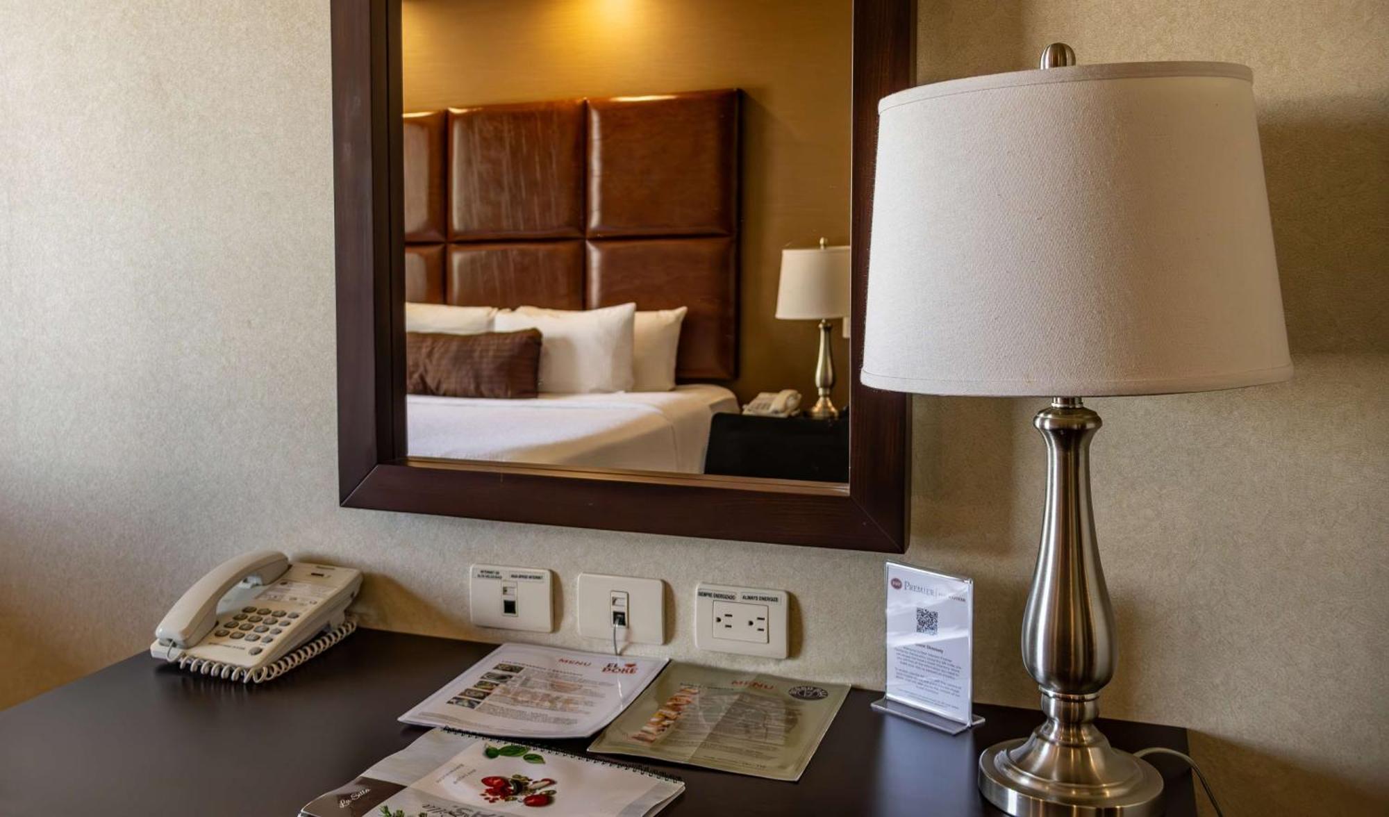 Best Western Premier Monterrey Aeropuerto Apodaca Екстер'єр фото A lamp on a bedside table