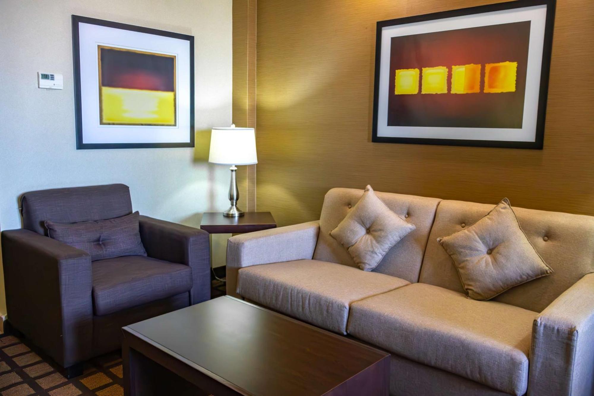 Best Western Premier Monterrey Aeropuerto Apodaca Екстер'єр фото A living room in a typical hotel suite