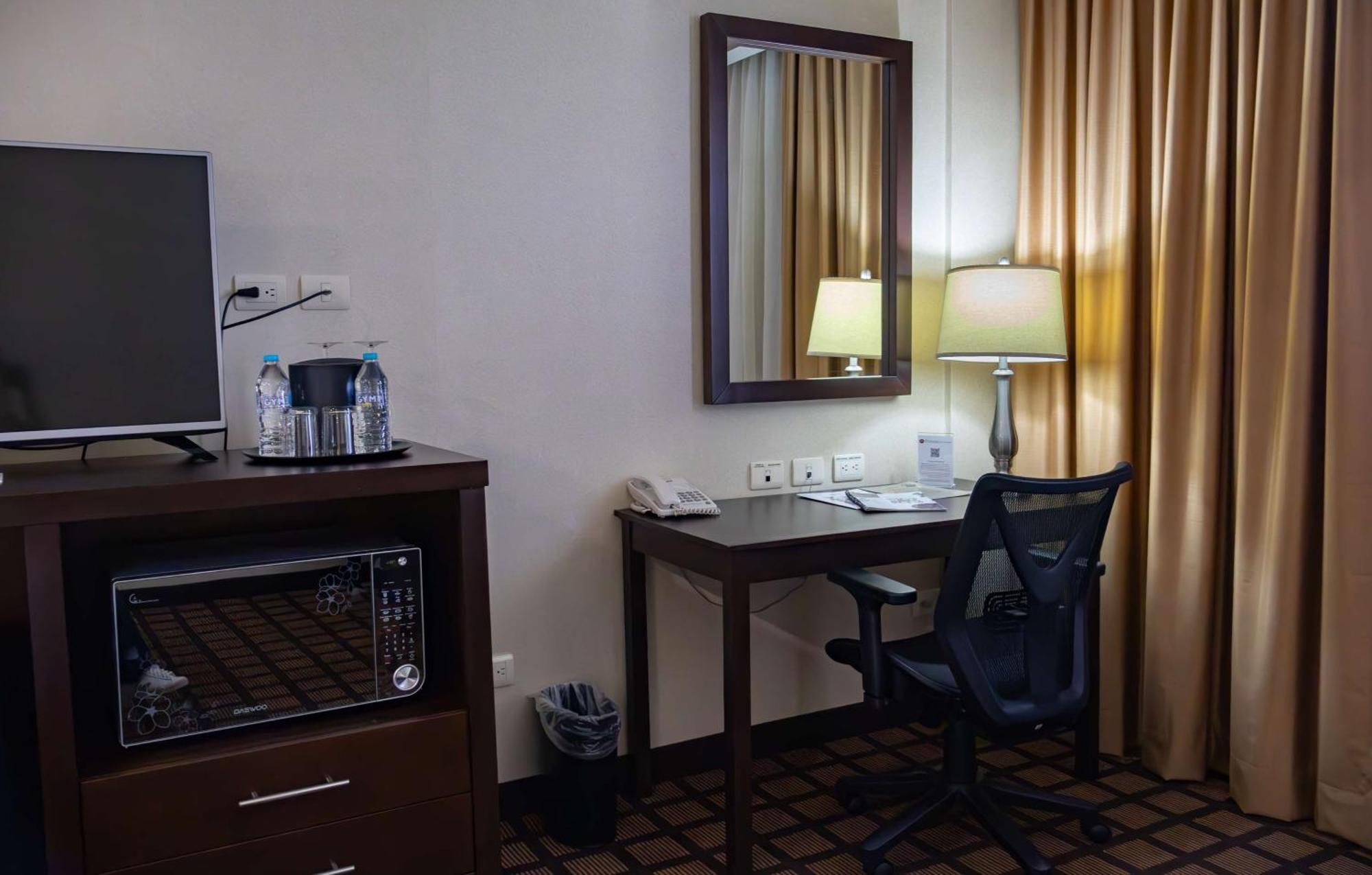Best Western Premier Monterrey Aeropuerto Apodaca Екстер'єр фото A typical room at the hotel