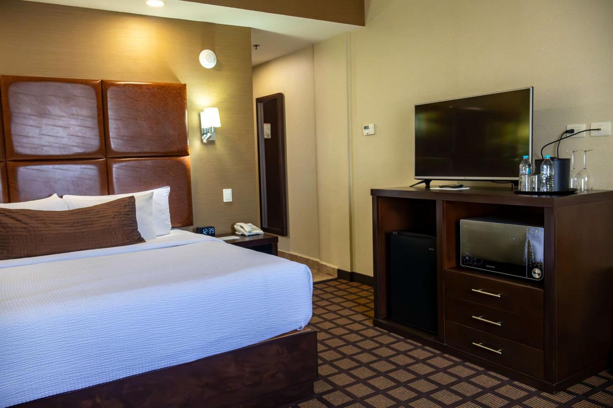 Best Western Premier Monterrey Aeropuerto Apodaca Екстер'єр фото A room at the Hilton Garden Inn in San Francisco