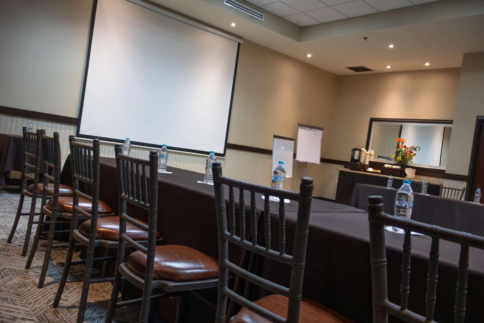 Best Western Premier Monterrey Aeropuerto Apodaca Екстер'єр фото A meeting room at the hotel
