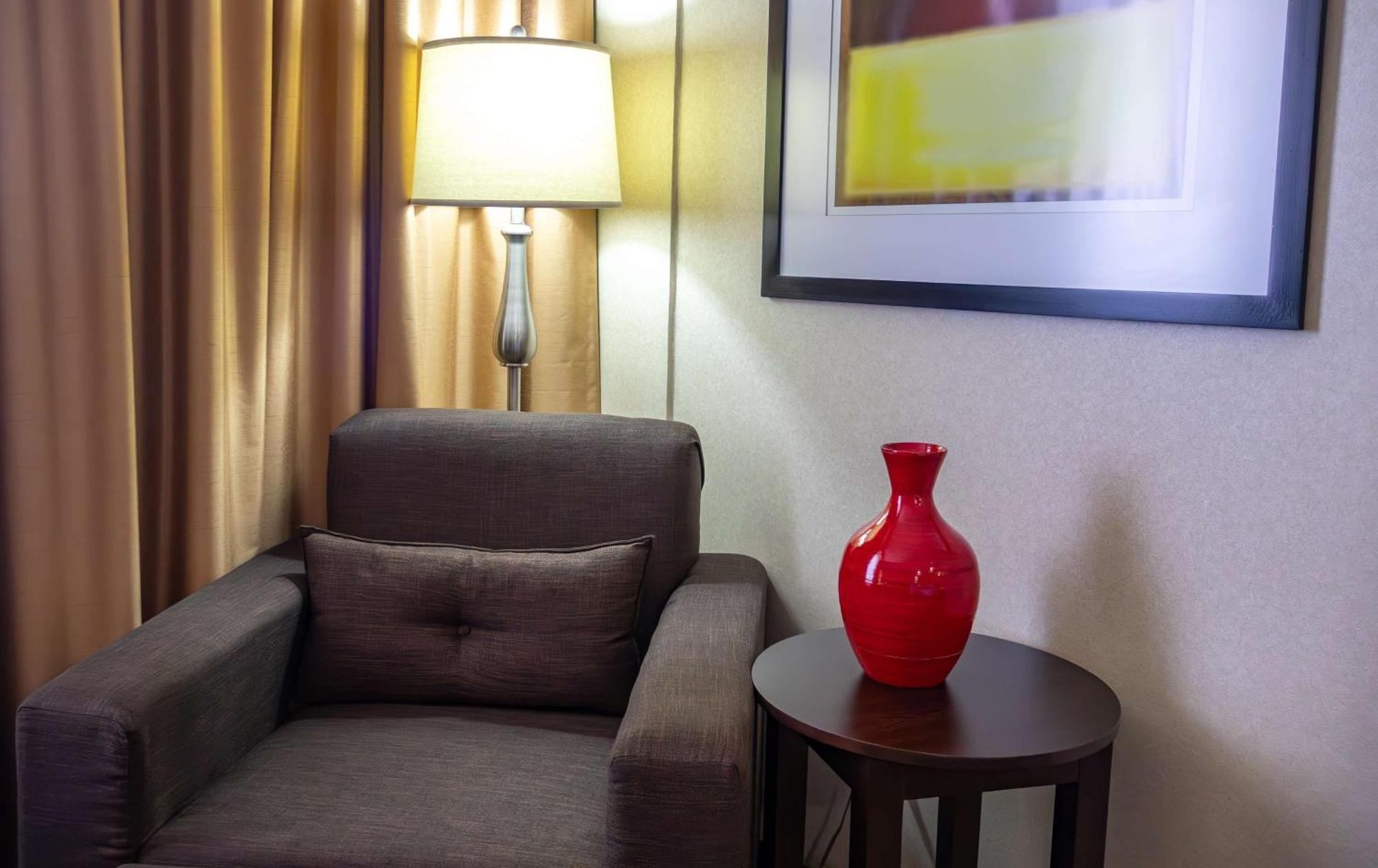Best Western Premier Monterrey Aeropuerto Apodaca Екстер'єр фото A vase on a table