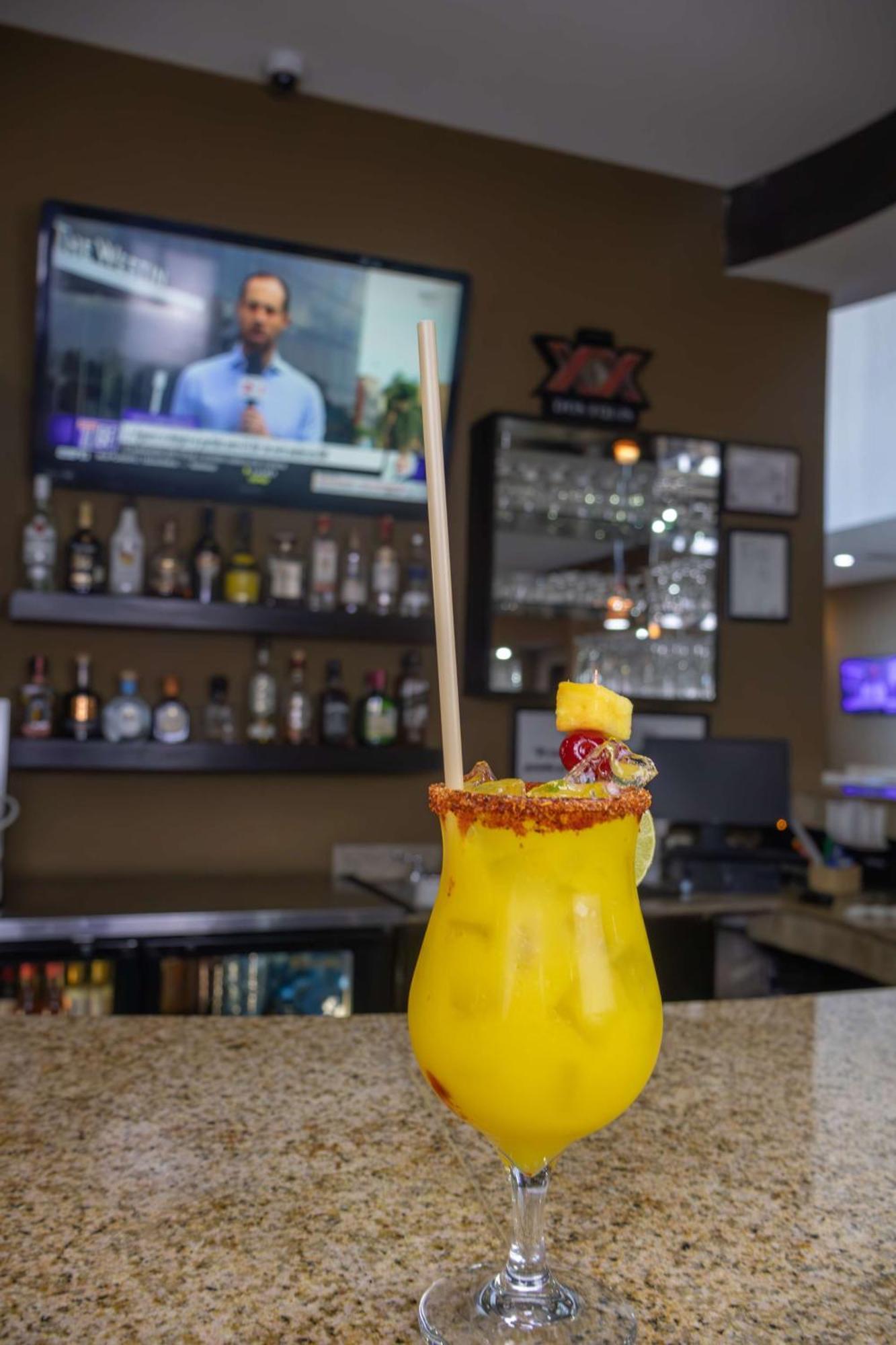 Best Western Premier Monterrey Aeropuerto Apodaca Екстер'єр фото A mango margarita