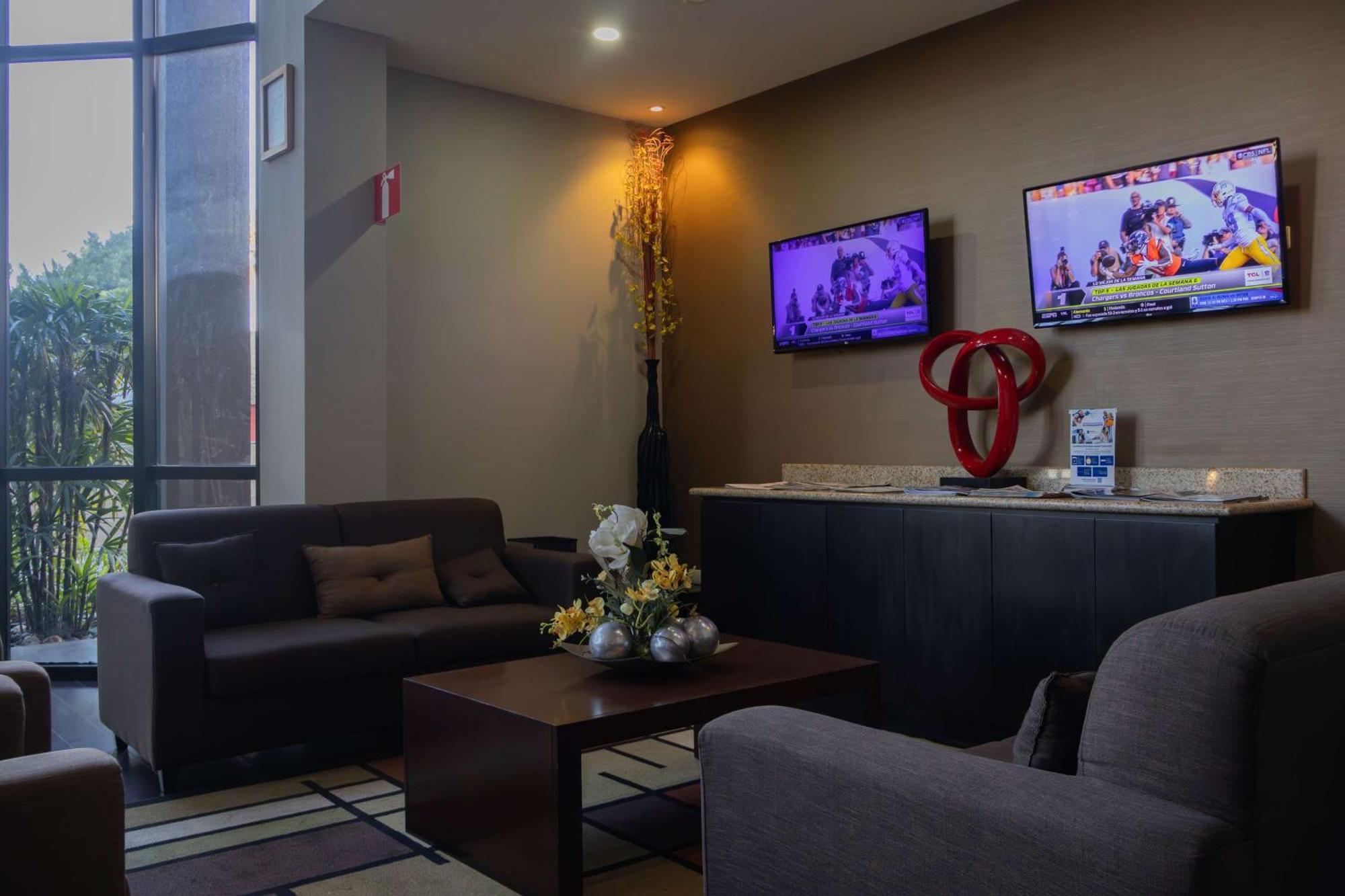 Best Western Premier Monterrey Aeropuerto Apodaca Екстер'єр фото The lobby of the hotel