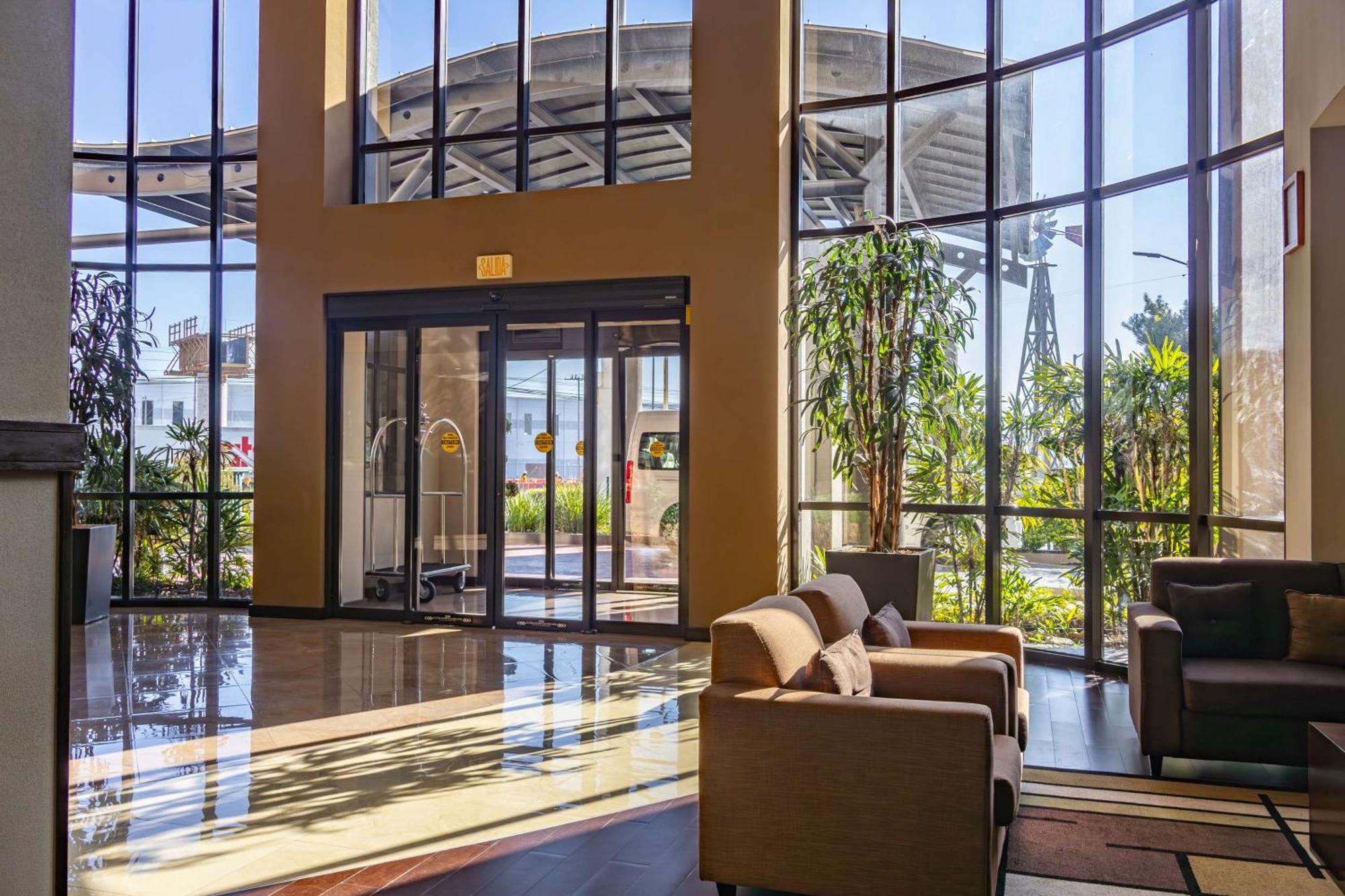 Best Western Premier Monterrey Aeropuerto Apodaca Екстер'єр фото Lobby