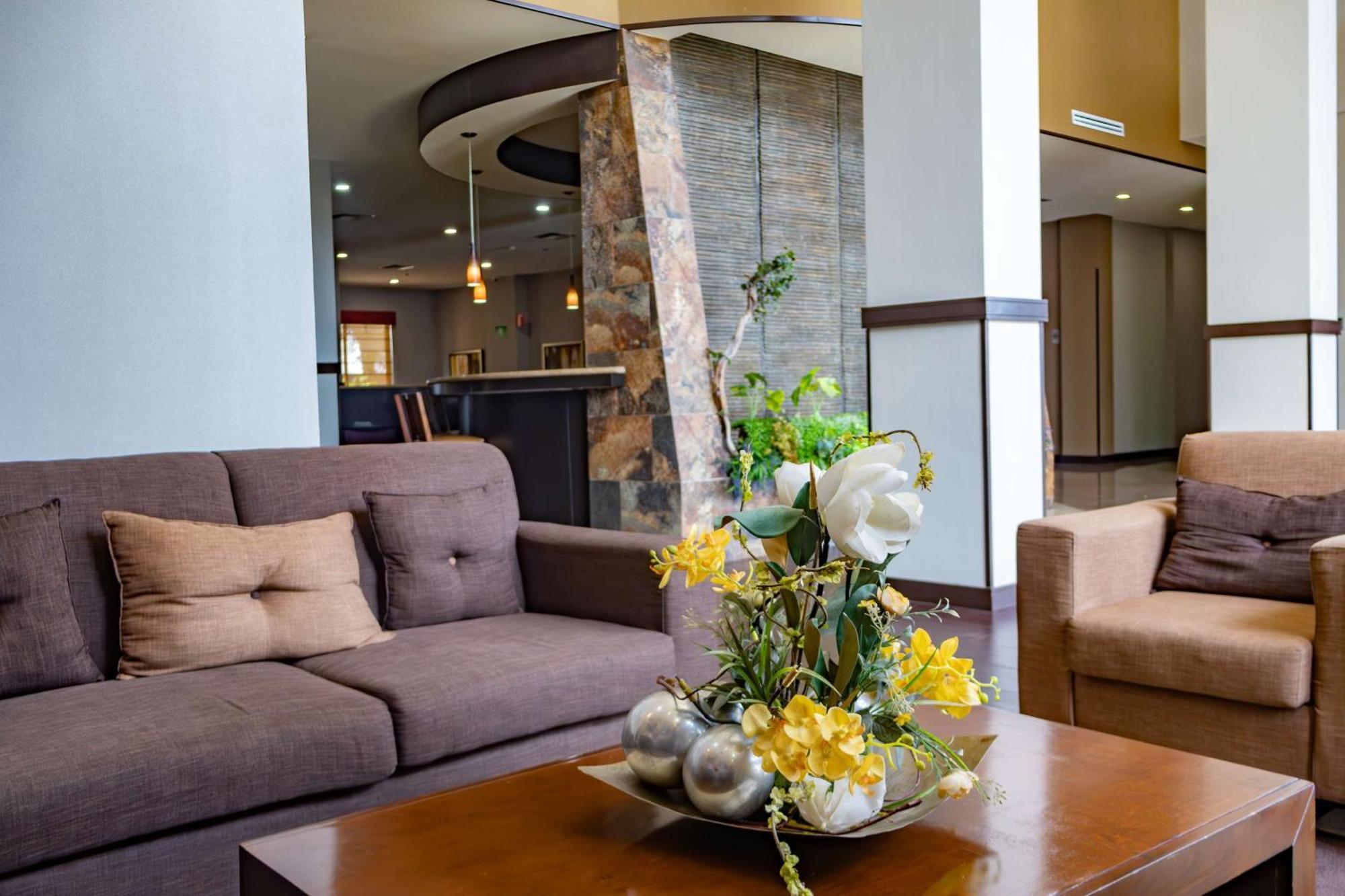 Best Western Premier Monterrey Aeropuerto Apodaca Екстер'єр фото Lobby