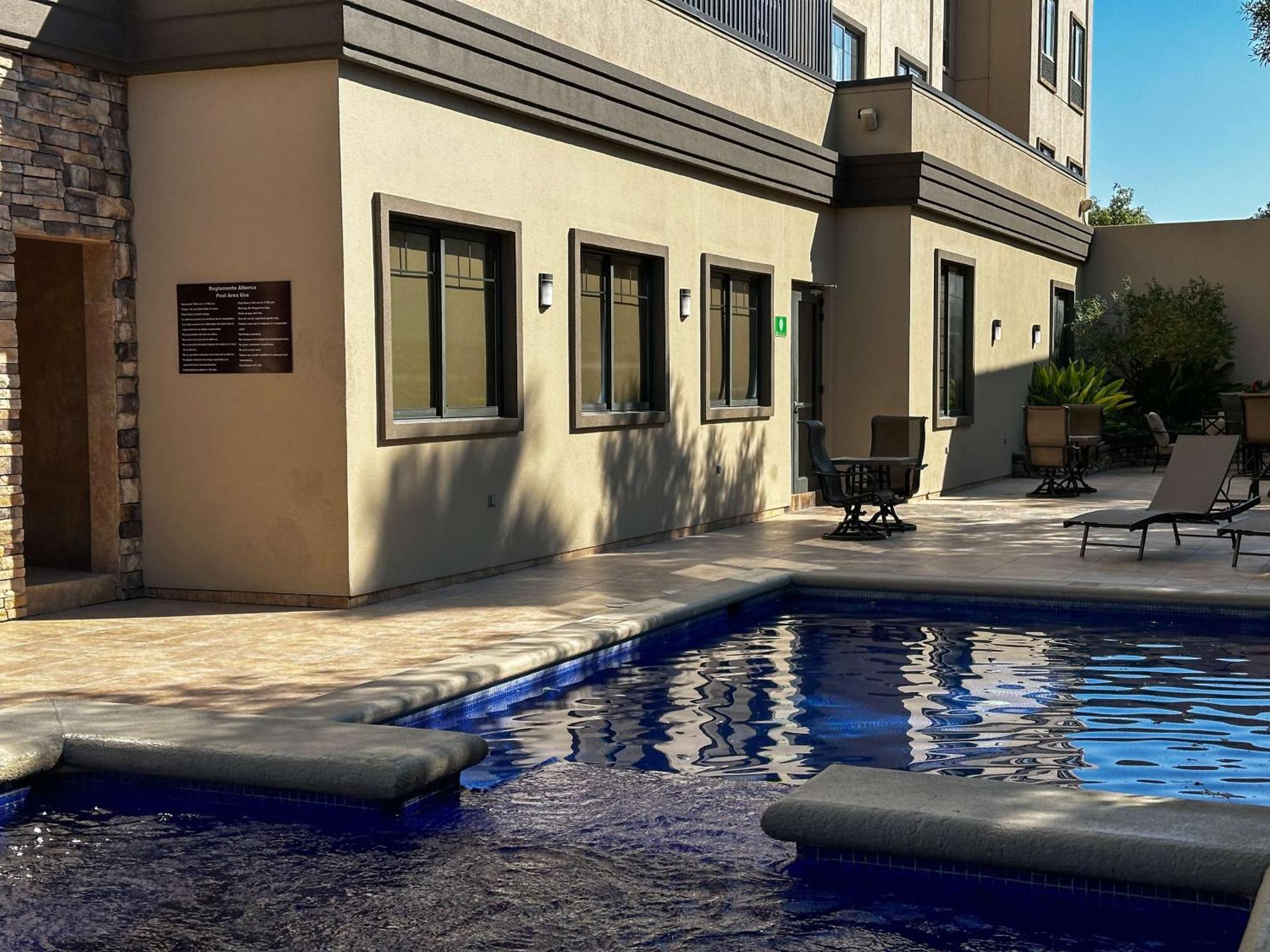 Best Western Premier Monterrey Aeropuerto Apodaca Екстер'єр фото The pool at the hotel