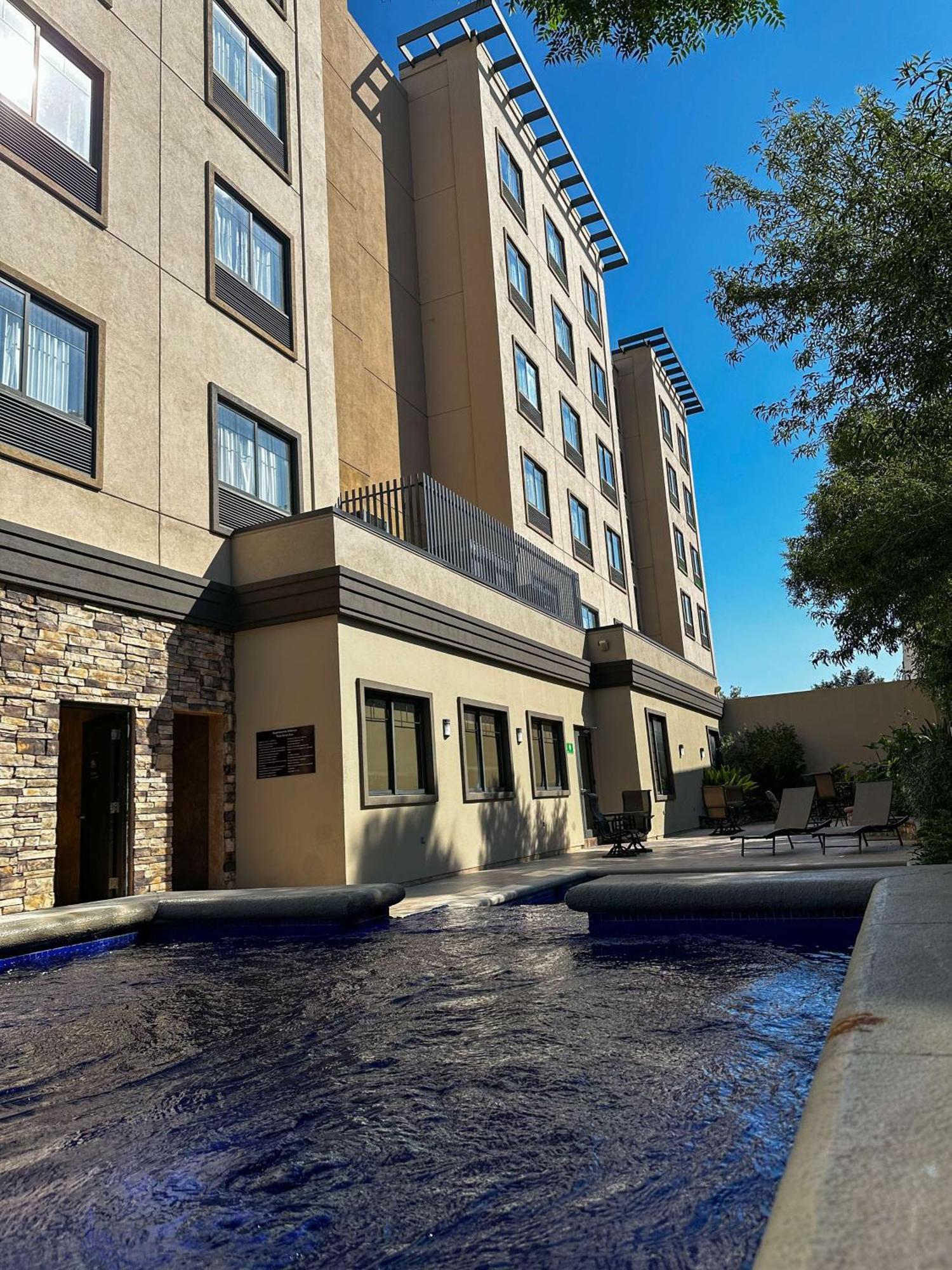 Best Western Premier Monterrey Aeropuerto Apodaca Екстер'єр фото The hotel's exterior
