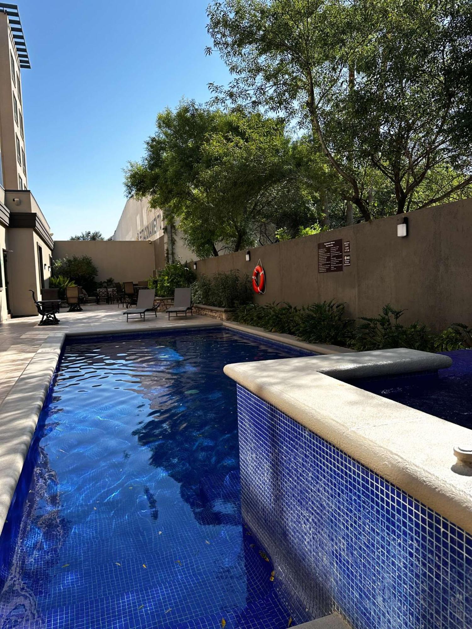 Best Western Premier Monterrey Aeropuerto Apodaca Екстер'єр фото Swimming pool at the hotel