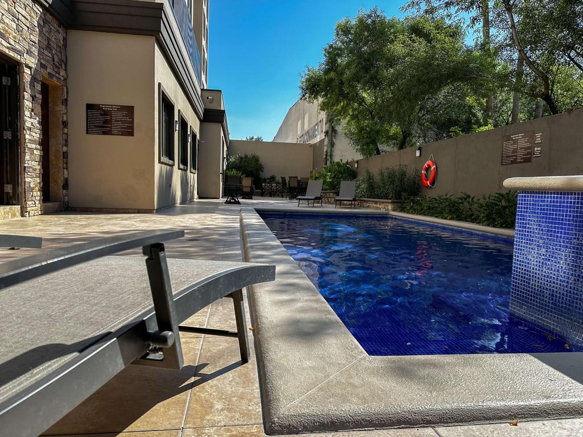 Best Western Premier Monterrey Aeropuerto Apodaca Екстер'єр фото Swimming pool at the hotel
